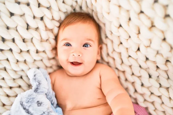 Bebê Adorável Deitado Sobre Cobertor Sofá Sorrindo Feliz Casa Recém — Fotografia de Stock