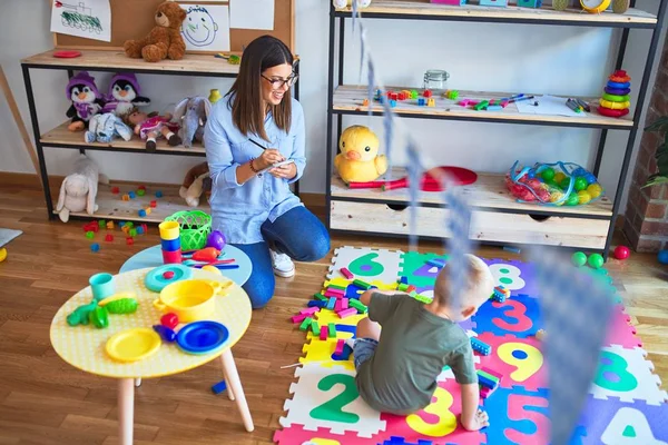 Junge Therapeutin Gespräch Mit Kind Berater Und Verhaltenskorrektur Büro Rund — Stockfoto