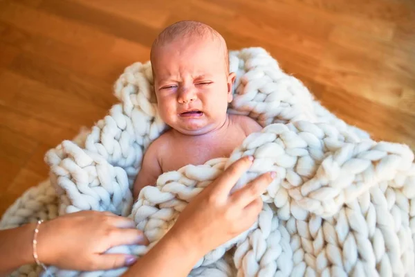 Adorable Bebé Acostado Suelo Sobre Una Manta Casa Llorando Recién — Foto de Stock