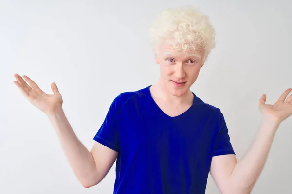 Joven Hombre Rubio Albino Con Camiseta Azul Casual Pie Sobre —  Fotos de Stock