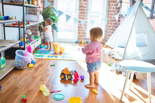 Entzückende Kleinkinder Spielen Kindergarten Jede Menge Spielzeug — Stockfoto