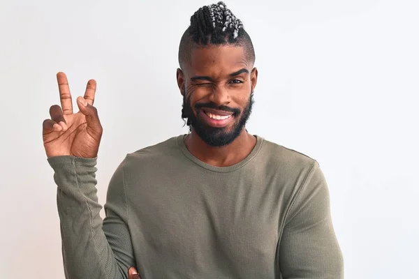 Uomo Afroamericano Con Trecce Che Indossano Maglione Verde Sfondo Bianco — Foto Stock