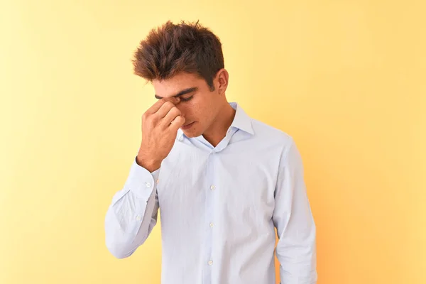 Jonge Knappe Zakenman Draagt Elegant Shirt Geïsoleerde Gele Achtergrond Vermoeid — Stockfoto