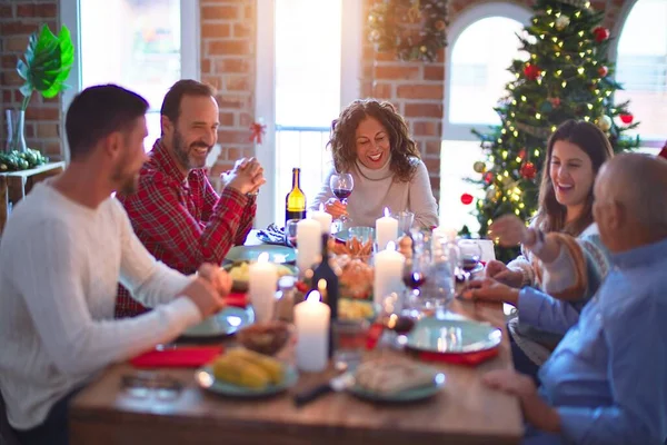 Belle Famille Souriante Heureuse Confiante Manger Dinde Rôtie Célébrant Noël — Photo