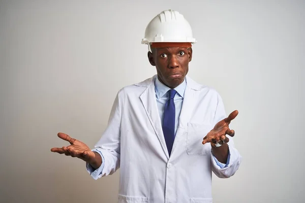 Uomo Ingegnere Afroamericano Che Indossa Cappotto Casco Sfondo Bianco Isolato — Foto Stock
