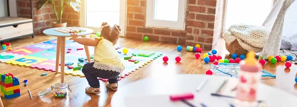 Schönes Kleinkind Spielt Kindergarten — Stockfoto