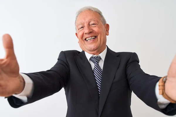 Ein Älterer Grauhaariger Geschäftsmann Anzug Steht Vor Isoliertem Weißen Hintergrund — Stockfoto