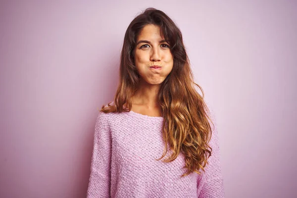 Giovane Bella Donna Che Indossa Maglione Piedi Sfondo Rosa Isolato — Foto Stock