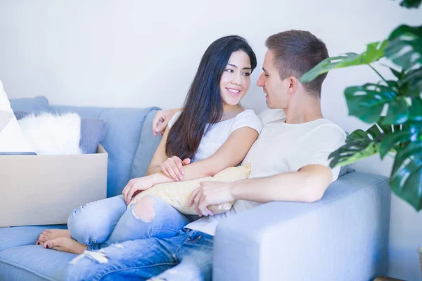 Jong Mooi Paar Zitten Bank Nieuwe Huis Rond Kartonnen Dozen — Stockfoto