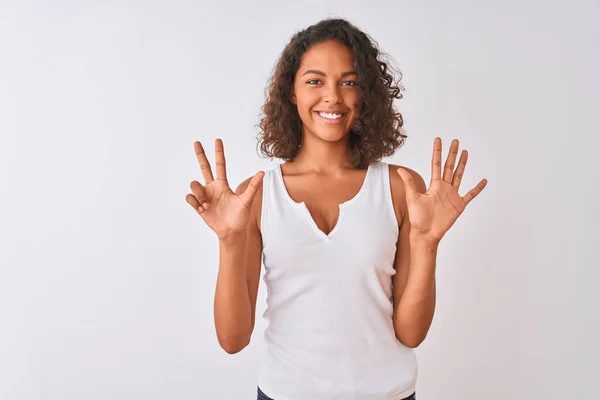 年轻的巴西女人穿着休闲装 站在孤立的白色背景上 露出八号手指指尖 面带微笑 自信而快乐 — 图库照片