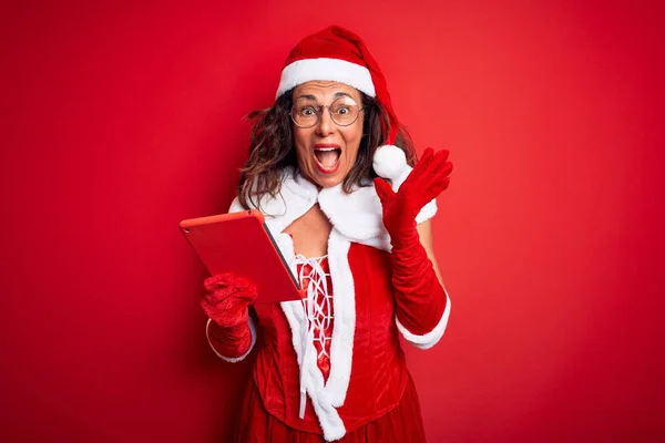 Medelålders Kvinna Bär Santa Claus Kostym Med Hjälp Tablett Över — Stockfoto