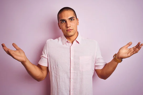 Mladý Pohledný Muž Elegantní Košili Přes Růžové Izolované Pozadí Bezradný — Stock fotografie