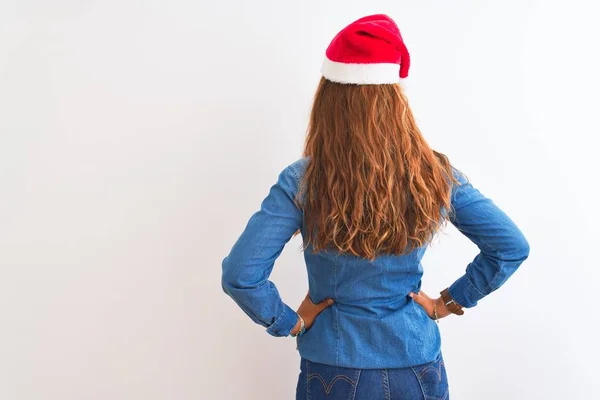 Junge Schöne Rothaarige Frau Mit Weihnachtsmütze Über Isoliertem Hintergrund Rückwärts — Stockfoto