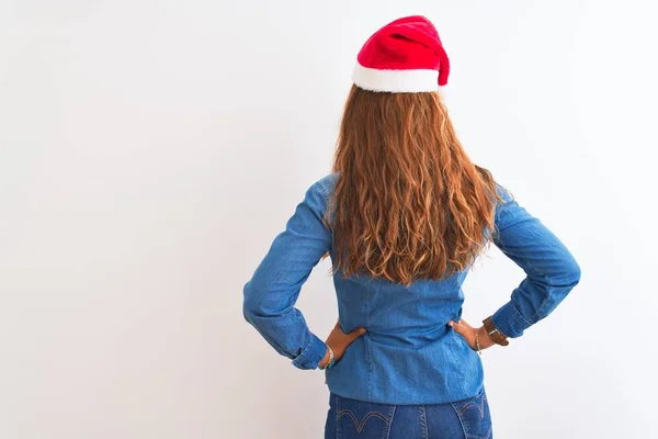 Jovem Mulher Ruiva Bonita Vestindo Chapéu Natal Sobre Fundo Isolado — Fotografia de Stock