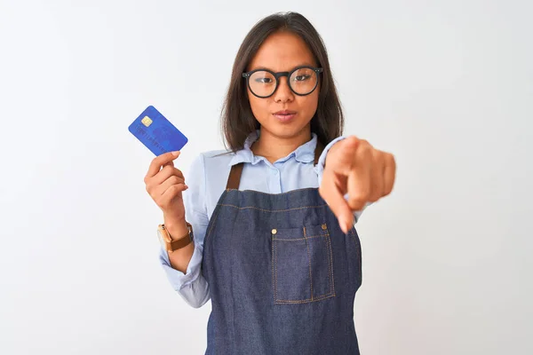 Chiński Sklepikarz Kobieta Nosi Okulary Trzymając Kartę Kredytową Izolowanym Białym — Zdjęcie stockowe
