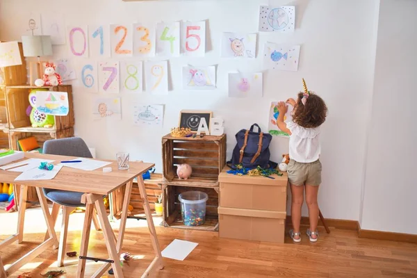 Schönes Kleinkind Mit Brille Und Einhorn Diadem Hängt Kindergarten Der — Stockfoto