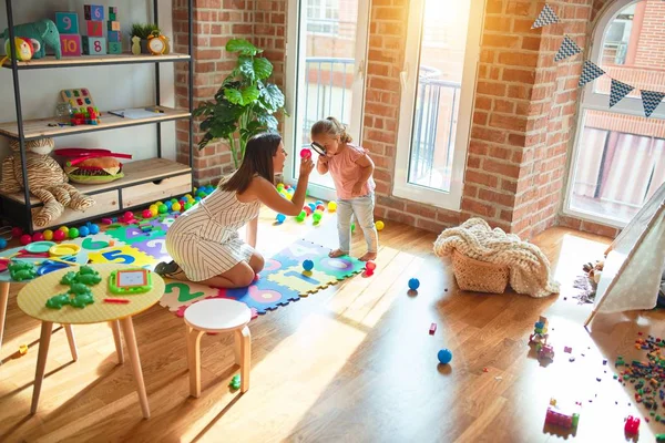 Schöne Lehrerin Und Blonde Kleinkind Mädchen Spielt Mit Bunten Kugeln — Stockfoto