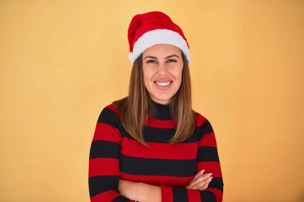 Jonge Mooie Vrouw Glimlachen Gelukkig Dragen Gestreepte Trui Een Kerstman — Stockfoto
