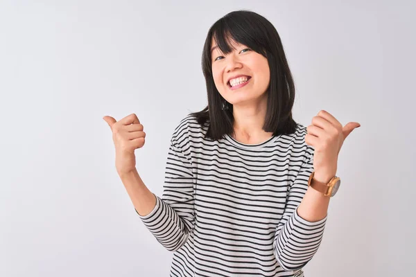 Jonge Mooie Chinese Vrouw Draagt Zwart Gestreepte Shirt Geïsoleerde Witte — Stockfoto