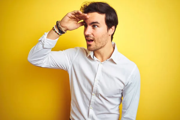 Junger Gutaussehender Geschäftsmann Elegantem Hemd Der Vor Isoliertem Gelbem Hintergrund — Stockfoto