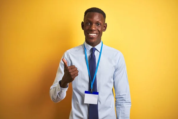 Hombre Negocios Afroamericano Con Tarjeta Identificación Sobre Fondo Amarillo Aislado —  Fotos de Stock