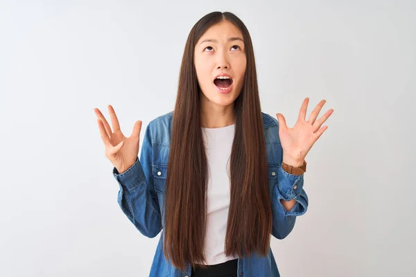 Jonge Chinese Vrouw Draagt Denim Shirt Staan Geïsoleerde Witte Achtergrond — Stockfoto