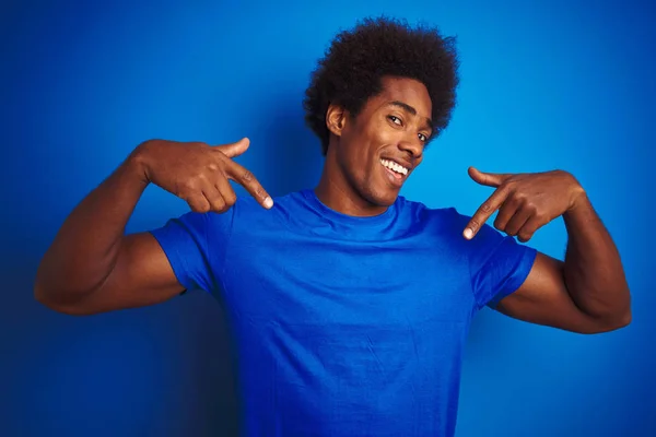 Afro Saçlı Yalıtılmış Mavi Arka Plan Üzerinde Duran Yüzünde Gülümseme — Stok fotoğraf