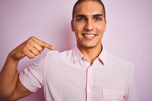 Joven Hombre Guapo Con Camisa Elegante Sobre Fondo Rosa Aislado —  Fotos de Stock