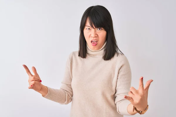 Jonge Mooie Chinese Vrouw Dragen Coltrui Geïsoleerde Witte Achtergrond Schreeuwen — Stockfoto