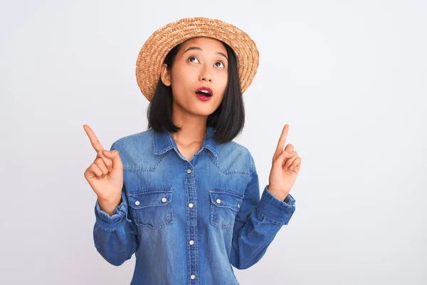 Junge Schöne Chinesin Jeanshemd Und Hut Über Isoliertem Weißem Hintergrund — Stockfoto