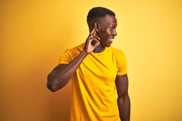 Jonge Afro Amerikaanse Man Met Een Casual Shirt Geïsoleerde Gele — Stockfoto