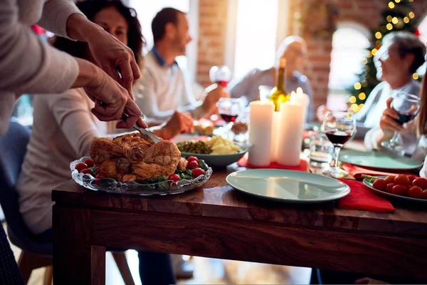 Familie Und Freunde Essen Hause Und Feiern Heiligabend Mit Traditionellem — Stockfoto