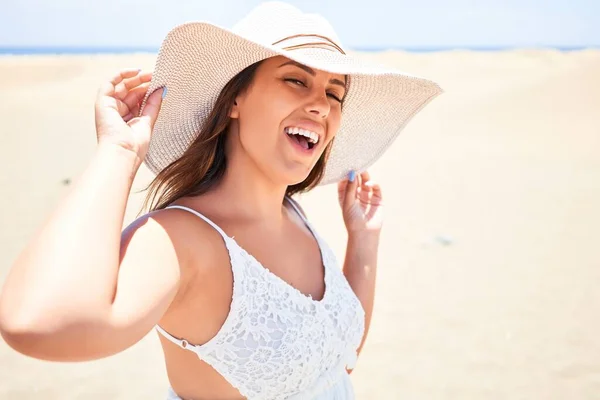 Joven Hermosa Mujer Sonriendo Feliz Disfrutando Vacaciones Verano Maspalomas Dunas —  Fotos de Stock