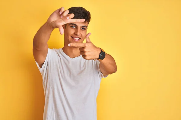 Jonge Indiaanse Man Met Wit Shirt Geïsoleerde Gele Achtergrond Lachend — Stockfoto