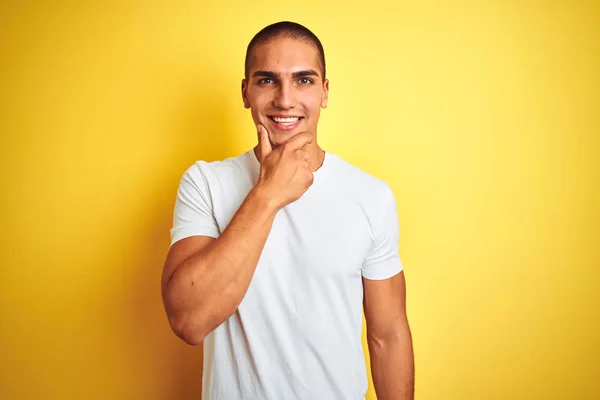 Νεαρός Καυκάσιος Άνδρας Που Φοράει Λευκό Μπλουζάκι Πάνω Από Κίτρινο — Φωτογραφία Αρχείου