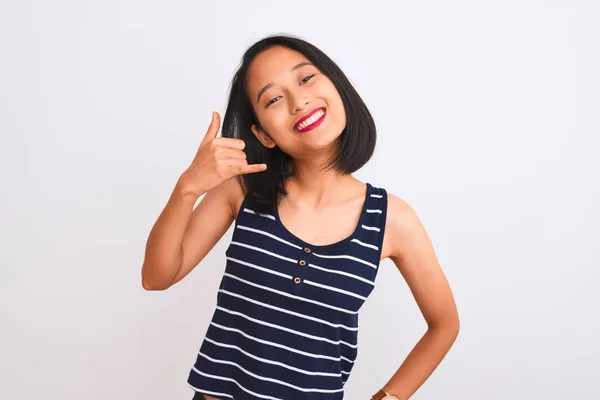 Mladá Číňanka Pruhovaném Tričku Stojící Nad Osamělým Bílým Pozadím Usmívající — Stock fotografie