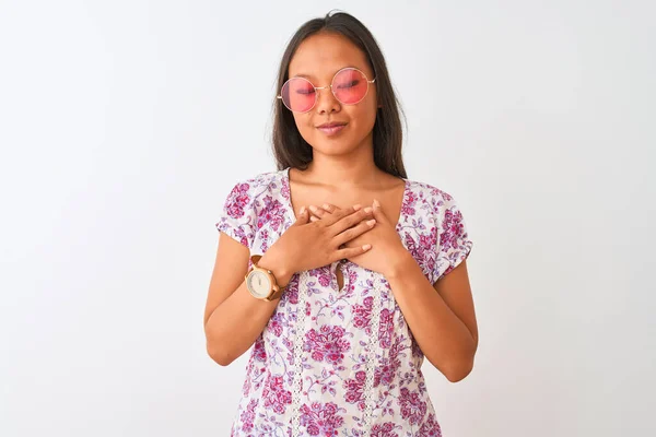 Jonge Chinese Vrouw Met Bloemen Shirt Roze Bril Geïsoleerde Witte — Stockfoto