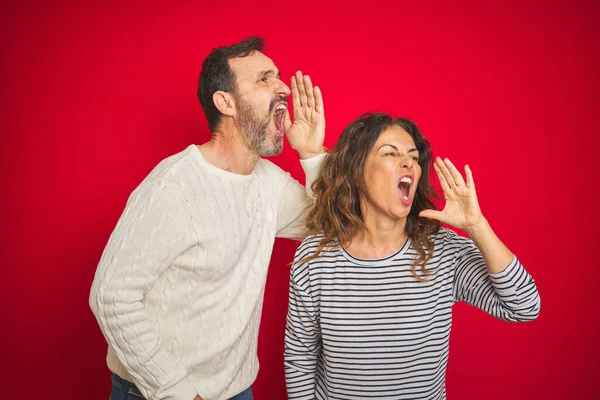 Beau Couple Âge Moyen Portant Pull Hiver Sur Fond Rouge — Photo