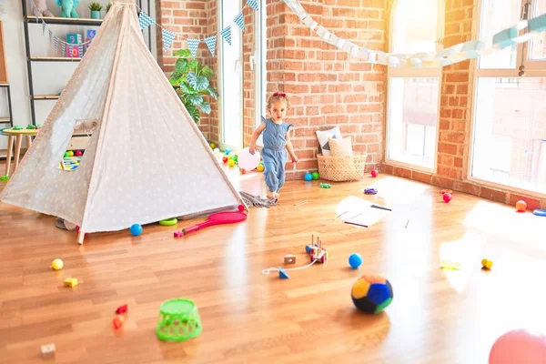 Vackra Kaukasiska Spädbarn Leker Med Leksaker Färgglada Lekrum Glad Och — Stockfoto