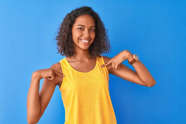 Jovem Brasileira Vestindo Camiseta Amarela Sobre Fundo Azul Isolado Olhando — Fotografia de Stock