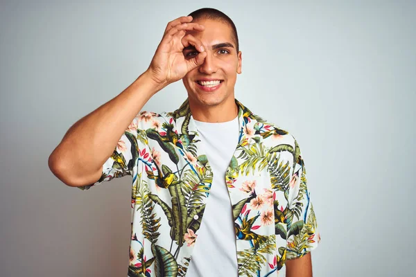 Tatilde Beyaz Arka Planda Hawaii Gömleği Giyen Genç Yakışıklı Adam — Stok fotoğraf