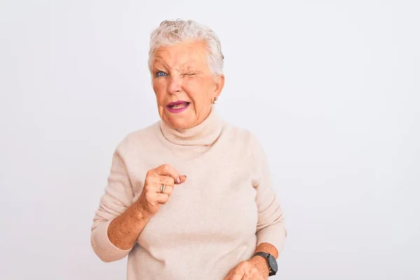 Ältere Grauhaarige Frau Mit Rollkragenpullover Die Vor Isoliertem Weißen Hintergrund — Stockfoto