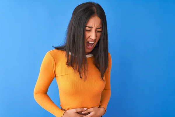 Junge Schöne Chinesin Orangefarbenem Shirt Vor Isoliertem Blauen Hintergrund Mit — Stockfoto