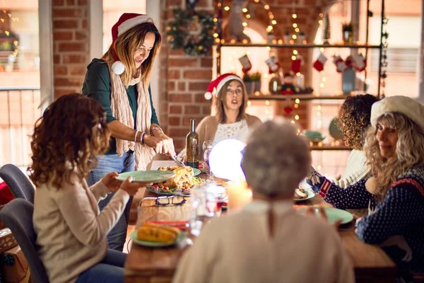 Группа Женщин Улыбается Счастливая Уверенная Вырезать Жареную Индейку Празднуя Рождество — стоковое фото