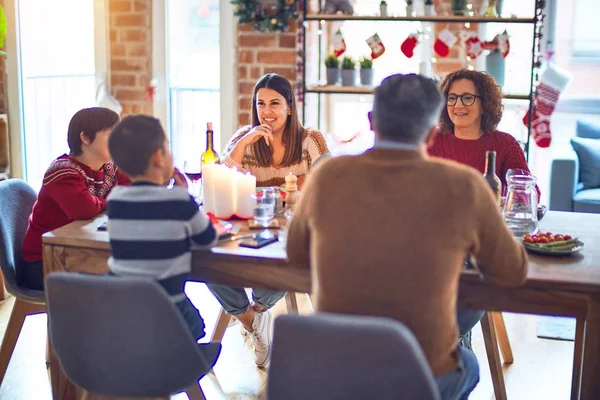 Hermosa Familia Sonriendo Feliz Confiada Comer Pavo Asado Celebrando Navidad — Foto de Stock