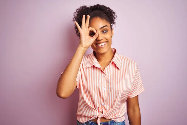 Mulher Afro Americana Vestindo Camisa Listrada Casual Sobre Fundo Rosa — Fotografia de Stock