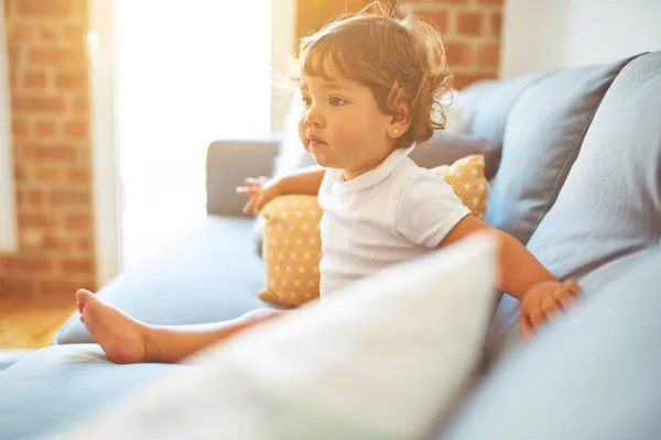 Hermosa Niña Pequeña Con Camiseta Blanca Sentada Sofá —  Fotos de Stock