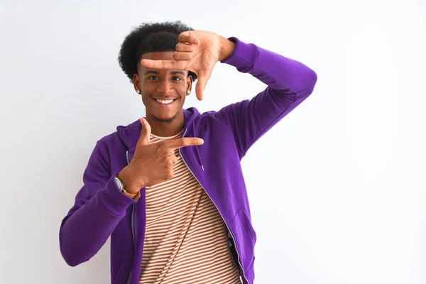 Африканський Американець Пурпуровій Сорочці Стоїть Над Білим Фоном Посміхається Роблячи — стокове фото