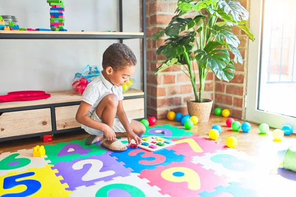 Mooie Afrikaanse Amerikaanse Peuter Spelen Met Wiskunde Spel Met Behulp — Stockfoto