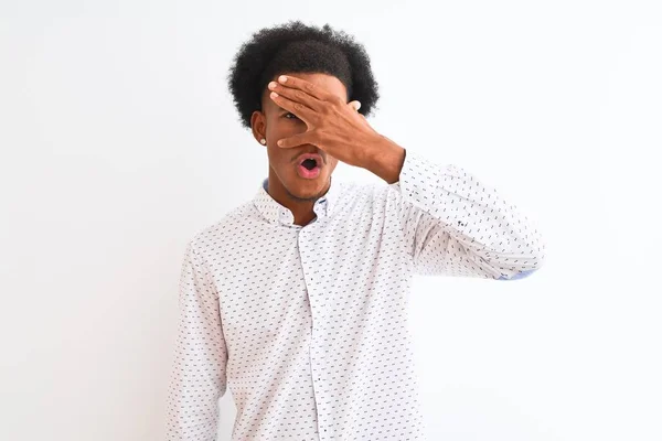 Joven Hombre Afroamericano Vestido Con Camisa Elegante Pie Sobre Fondo — Foto de Stock